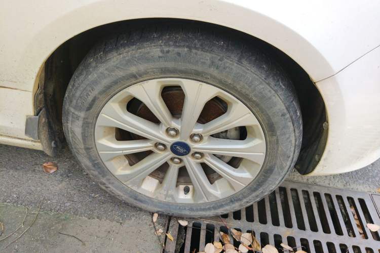 Used Ford Escort 2015 1.5L Automatic Fashion Model Right Front Wheel Hub