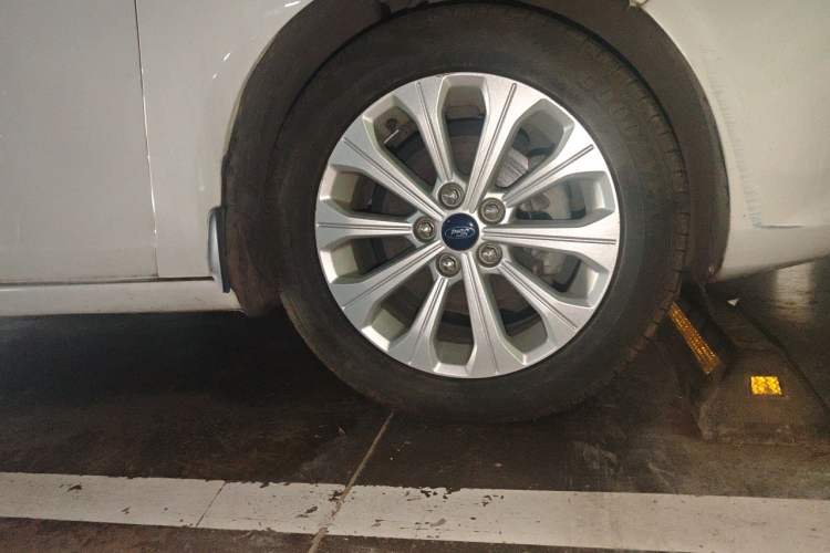 Used Ford Escort 2015 1.5L Automatic Fashion Model Right Front Wheel Hub