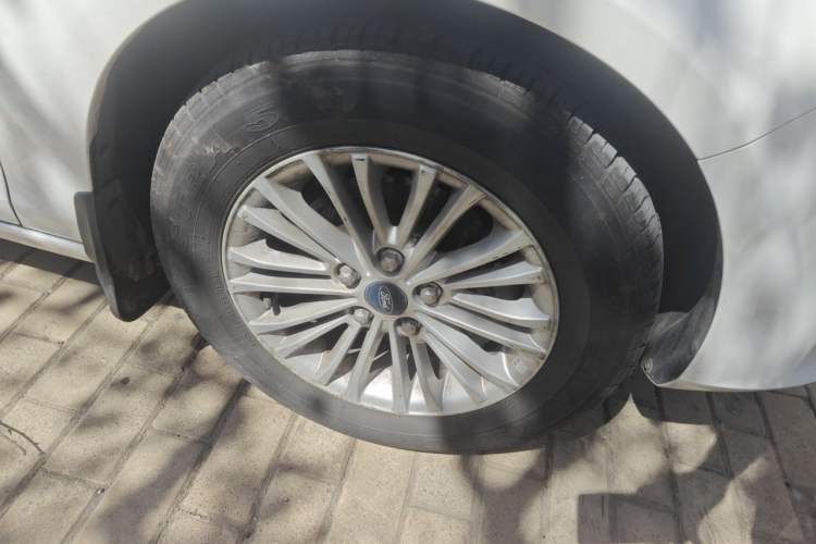 Used Ford Escort 2015 1.5L Automatic Comfort Edition Right Front Wheel Hub