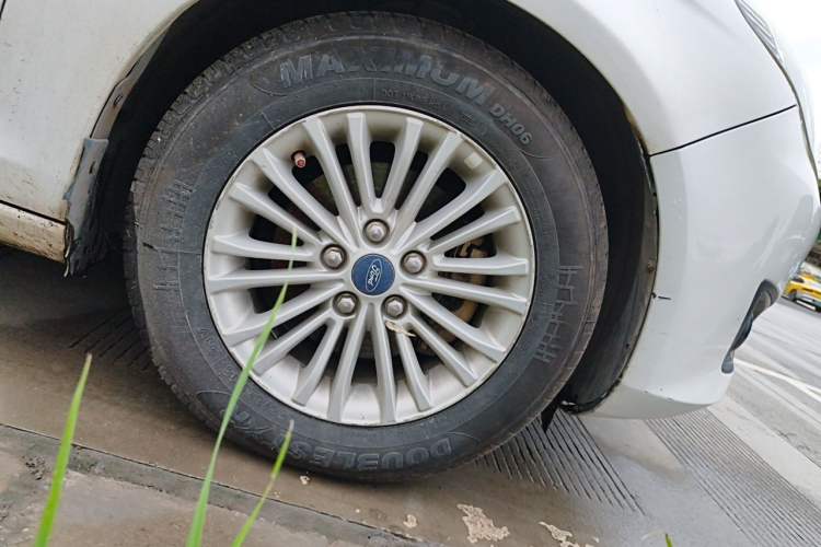 Used Ford Escort 2015 1.5L Manual Comfort Model Right Front Wheel Hub