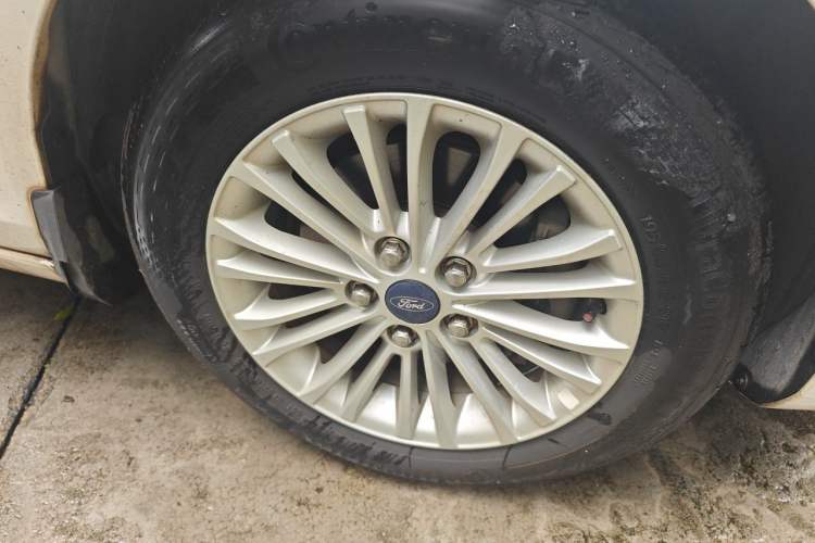 Used Ford Escort 2015 1.5L Manual Comfort Model Right Front Wheel Hub