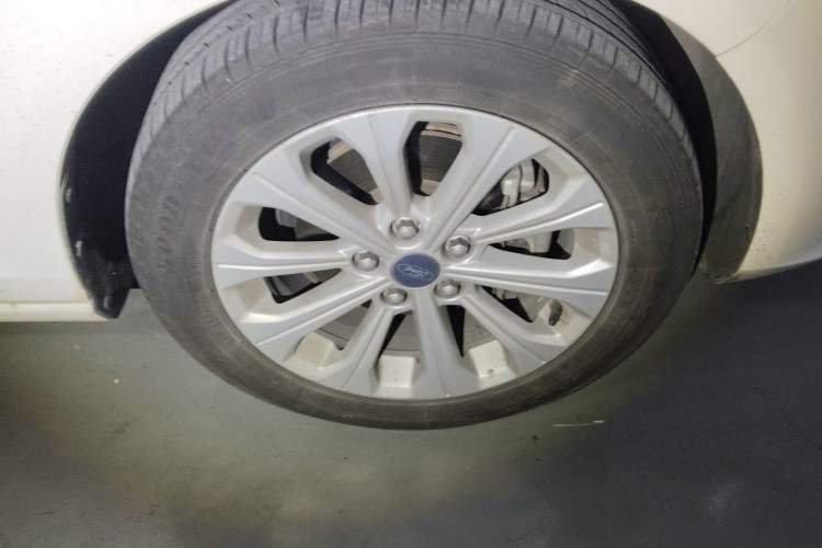 Used Ford Escort 2015 1.5L Automatic Fashion Model Right Front Wheel Hub