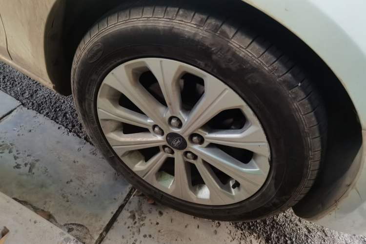 Used Ford Escort 2015 1.5L Automatic Fashion Model Right Front Wheel Hub