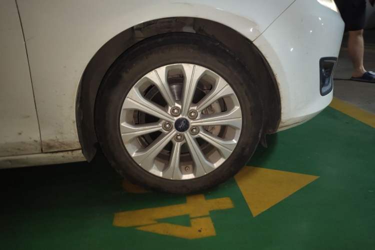 Used Ford Escort 2015 1.5L Automatic Fashion Model Right Front Wheel Hub
