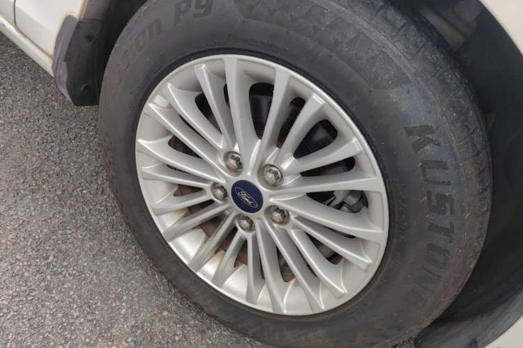 Used Ford Escort 2015 1.5L Automatic Comfort Edition Right Front Wheel Hub