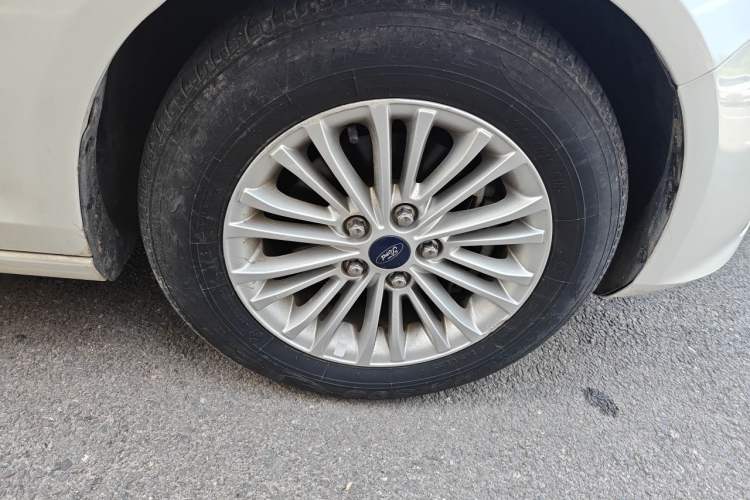 Used Ford Escort 2015 1.5L Manual Comfort Model Right Front Wheel Hub