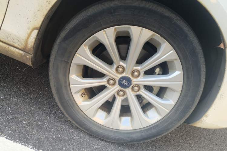 Used Ford Escort 2015 1.5L Automatic Fashion Model Right Front Wheel Hub