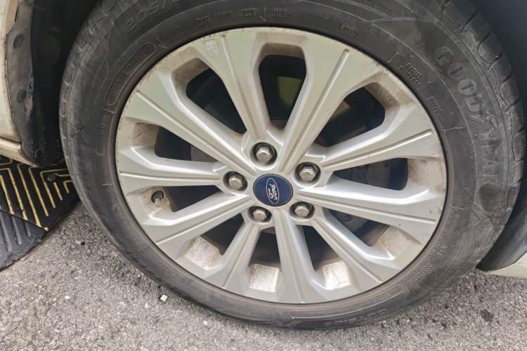 Used Ford Escort 2015 1.5L Automatic Fashion Model Right Front Wheel Hub