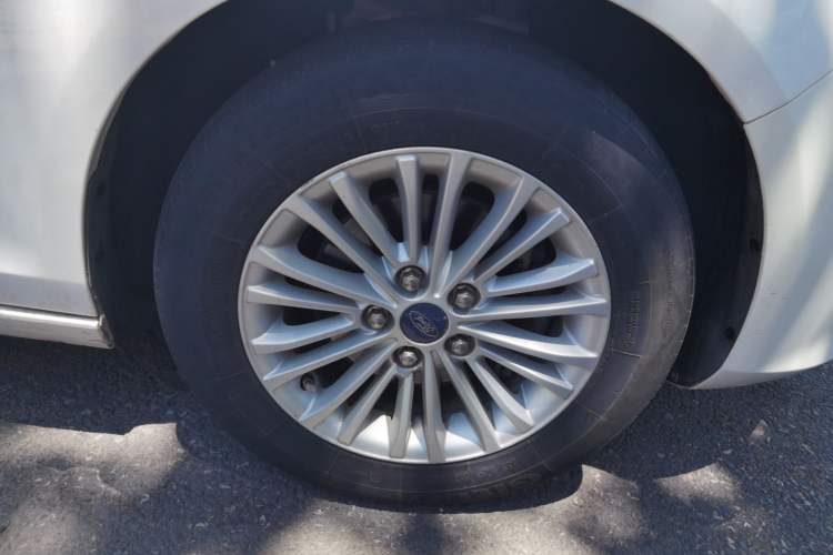Used Ford Escort 2015 1.5L Manual Comfort Model Right Front Wheel Hub
