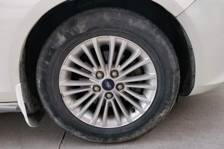 Used Ford Escort 2015 1.5L Manual Comfort Model Right Front Wheel Hub