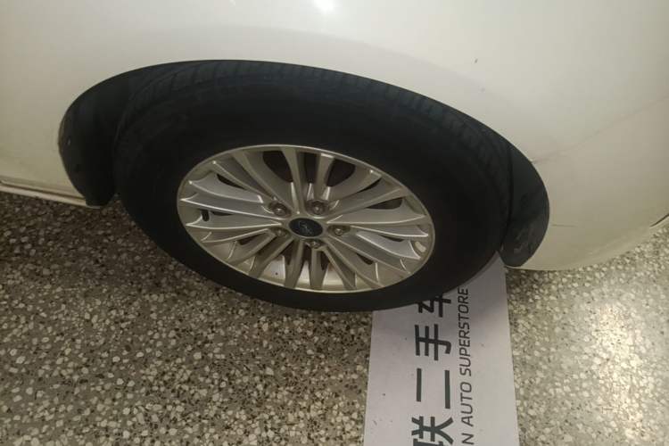 Used Ford Escort 2015 1.5L Manual Comfort Model Right Front Wheel Hub
