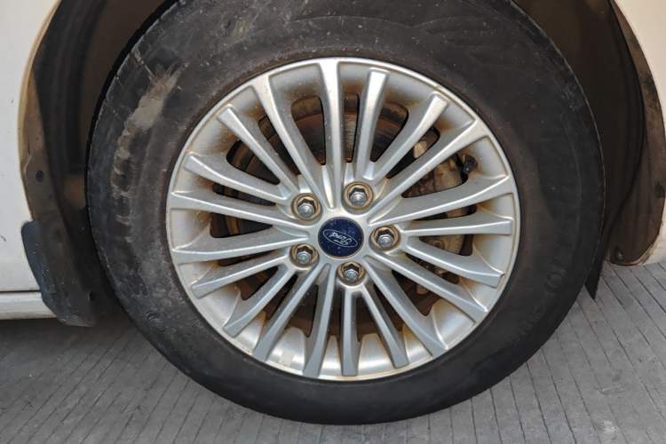 Used Ford Escort 2015 1.5L Manual Comfort Model Right Front Wheel Hub