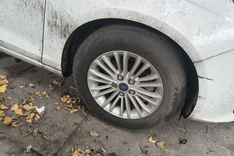 Used Ford Escort 2015 1.5L Manual Comfort Model Right Front Wheel Hub