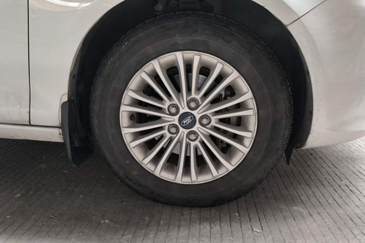 Used Ford Escort 2015 1.5L Automatic Comfort Edition Right Front Wheel Hub