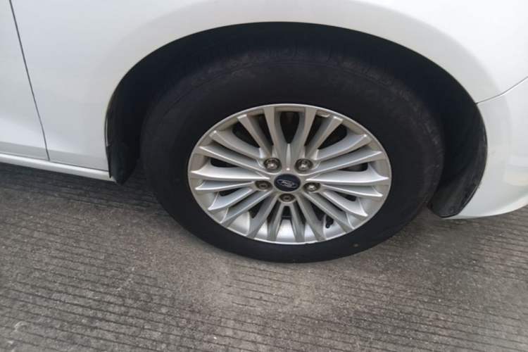 Used Ford Escort 2015 1.5L Automatic Comfort Edition Right Front Wheel Hub