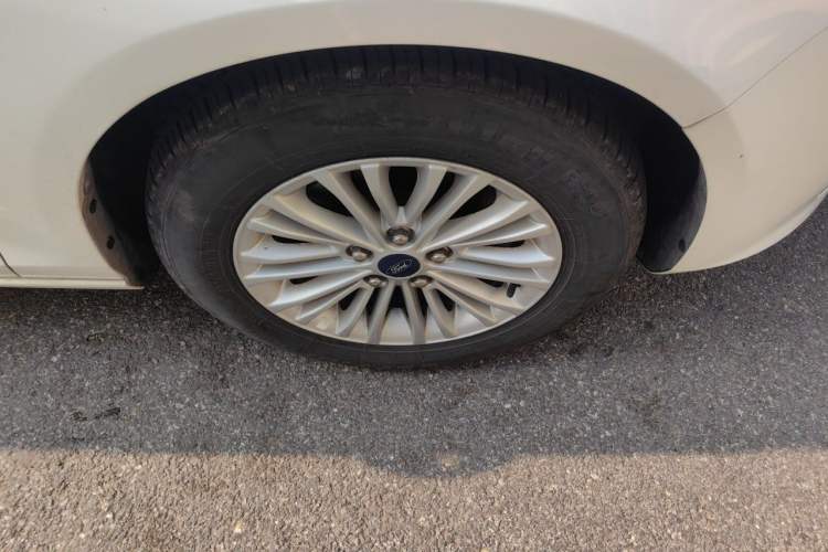 Used Ford Escort 2015 1.5L Automatic Comfort Edition Right Front Wheel Hub
