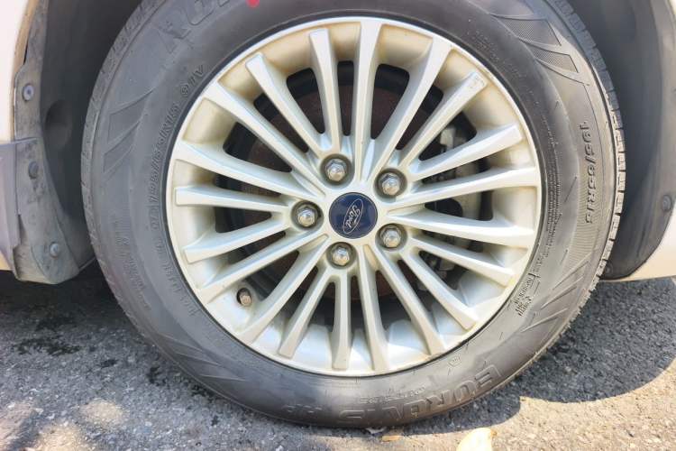 Used Ford Escort 2015 1.5L Manual Comfort Model Right Front Wheel Hub