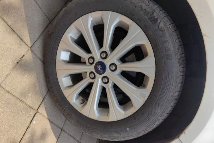 Used Ford Escort 2015 1.5L Automatic Fashion Model Right Front Wheel Hub