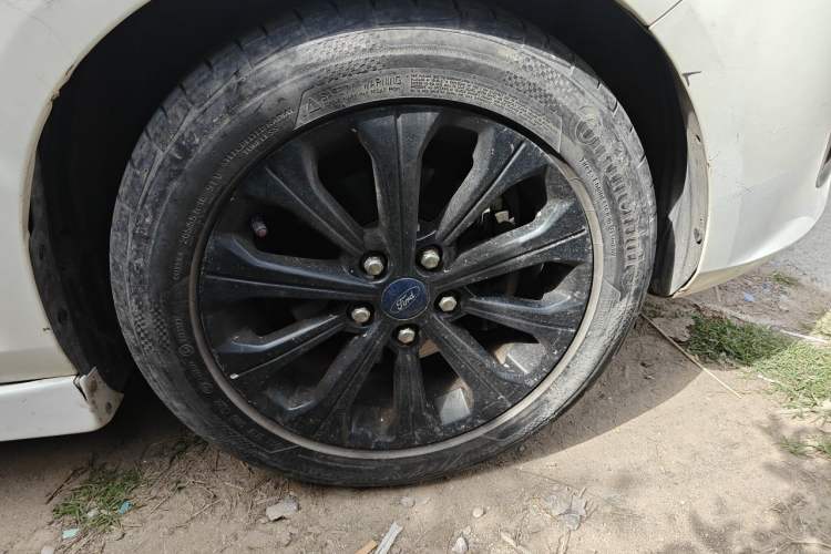 Used Ford Escort 2015 1.5L Manual Comfort Model Right Front Wheel Hub