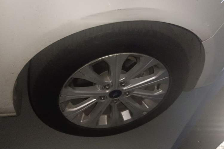 Used Ford Escort 2015 1.5L Automatic Fashion Model Right Front Wheel Hub