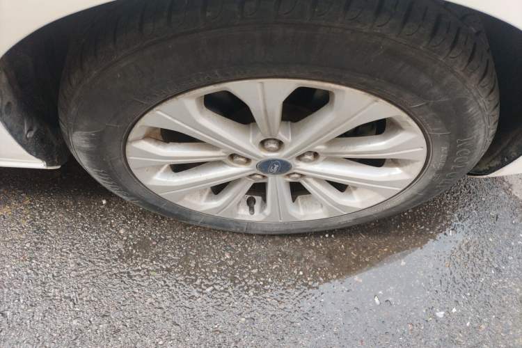 Used Ford Escort 2015 1.5L Automatic Fashion Model Right Front Wheel Hub