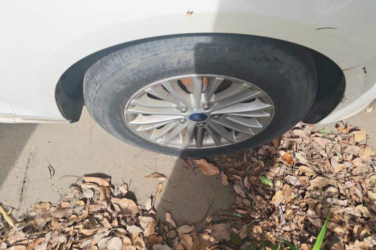 Used Ford Escort 2015 1.5L Manual Comfort Model Right Front Wheel Hub