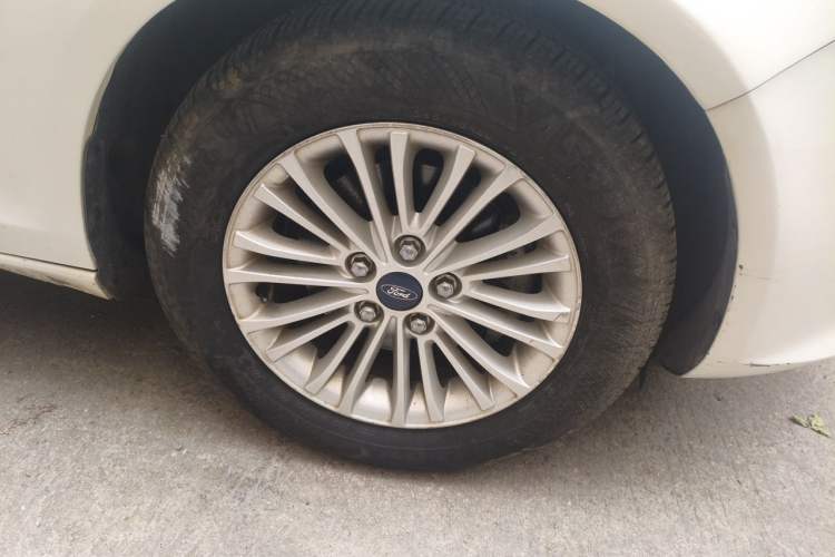 Used Ford Escort 2015 1.5L Automatic Comfort Edition Right Front Wheel Hub