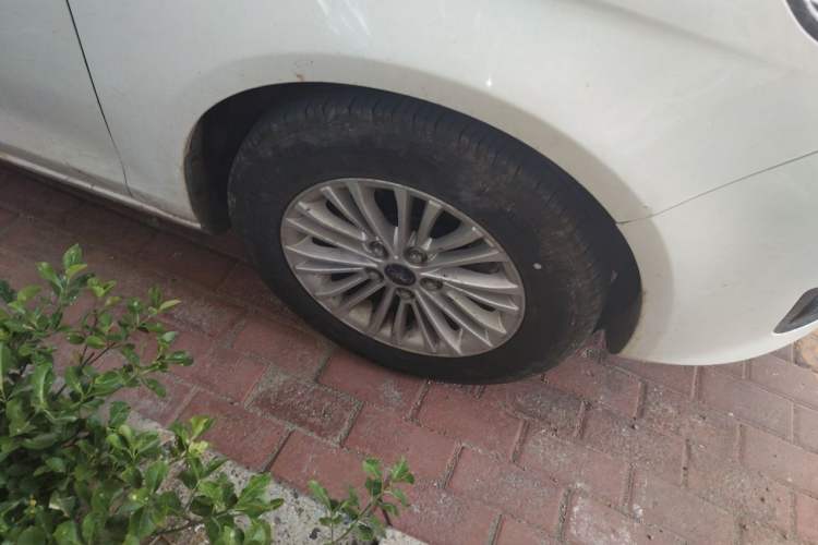 Used Ford Escort 2015 1.5L Automatic Comfort Edition Right Front Wheel Hub
