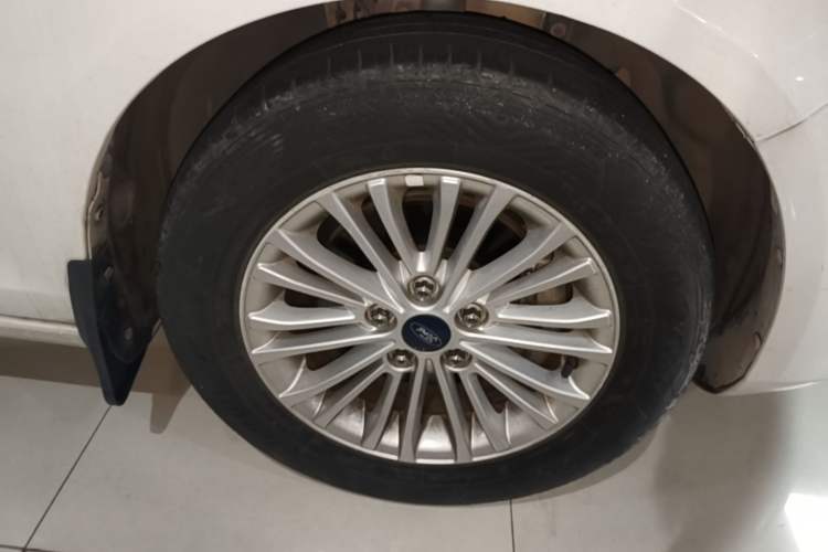 Used Ford Escort 2015 1.5L Automatic Comfort Edition Right Front Wheel Hub