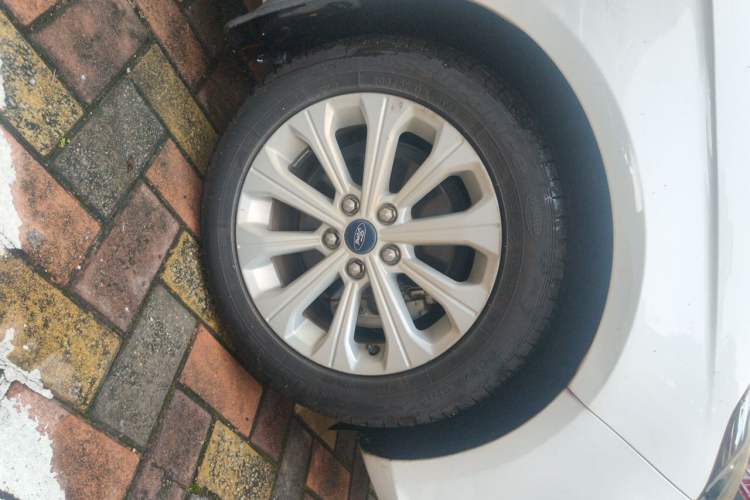 Used Ford Escort 2015 1.5L Automatic Fashion Model Right Front Wheel Hub