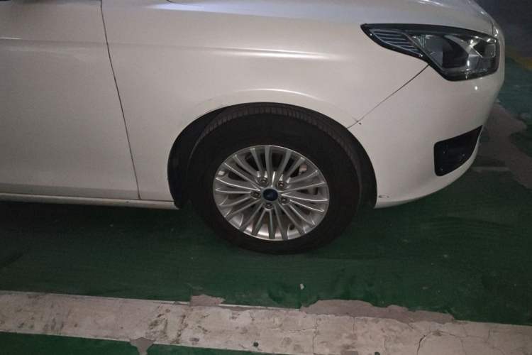 Used Ford Escort 2015 1.5L Automatic Comfort Edition Right Front Wheel Hub
