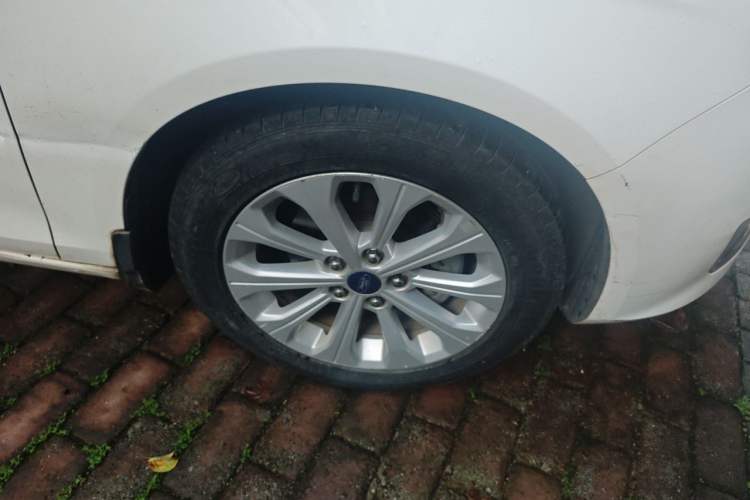 Used Ford Escort 2015 1.5L Manual Fashion Edition Right Front Wheel Hub