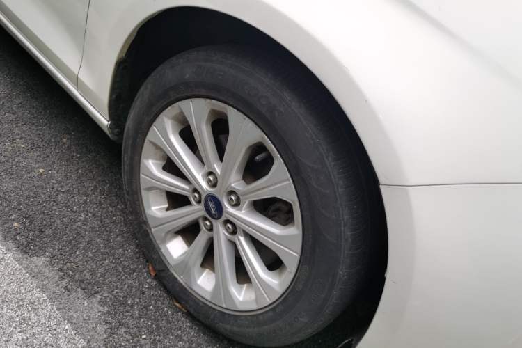 Used Ford Escort 2015 1.5L Automatic Fashion Model Right Front Wheel Hub
