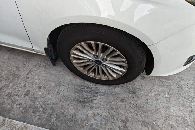 Used Ford Escort 2015 1.5L Automatic Comfort Edition Right Front Wheel Hub