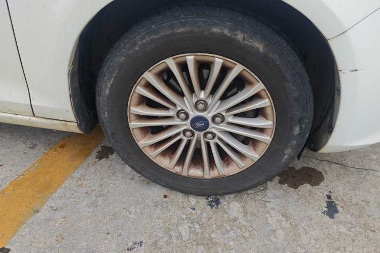 Used Ford Escort 2015 1.5L Manual Comfort Model Right Front Wheel Hub