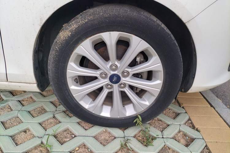 Used Ford Escort 2015 1.5L Manual Fashion Edition Right Front Wheel Hub