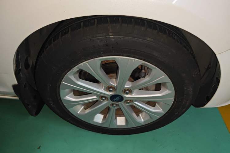 Used Ford Escort 2015 1.5L Manual Fashion Edition Right Front Wheel Hub