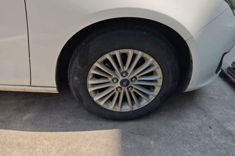 Used Ford Escort 2015 1.5L Manual Comfort Model Right Front Wheel Hub