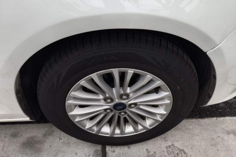 Used Ford Escort 2015 1.5L Manual Comfort Model Right Front Wheel Hub