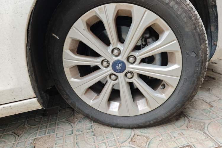 Used Ford Escort 2015 1.5L Automatic Fashion Model Right Front Wheel Hub