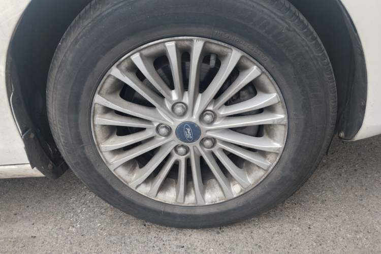 Used Ford Escort 2015 1.5L Manual Comfort Model Right Front Wheel Hub