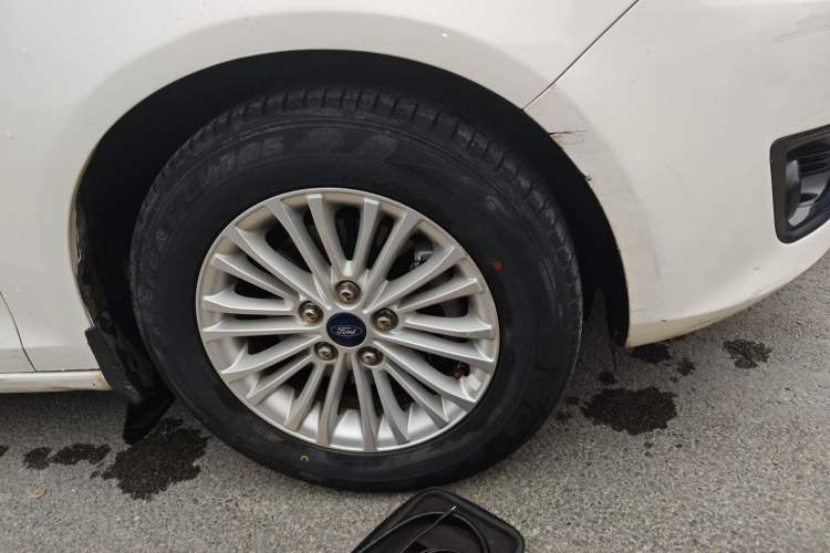 Used Ford Escort 2015 1.5L Automatic Comfort Edition Right Front Wheel Hub