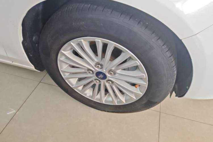 Used Ford Escort 2015 1.5L Automatic Comfort Edition Right Front Wheel Hub