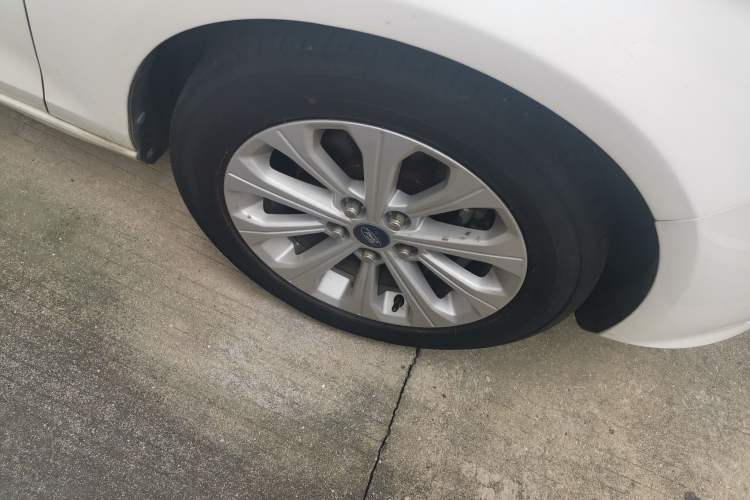 Used Ford Escort 2015 1.5L Automatic Comfort Edition Right Front Wheel Hub