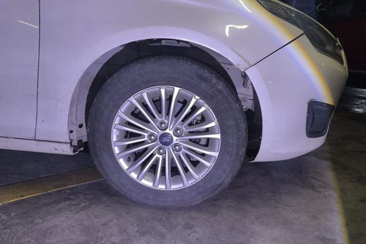 Used Ford Escort 2015 1.5L Automatic Comfort Edition Right Front Wheel Hub