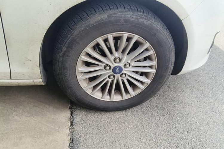 Used Ford Escort 2015 1.5L Automatic Comfort Edition Right Front Wheel Hub