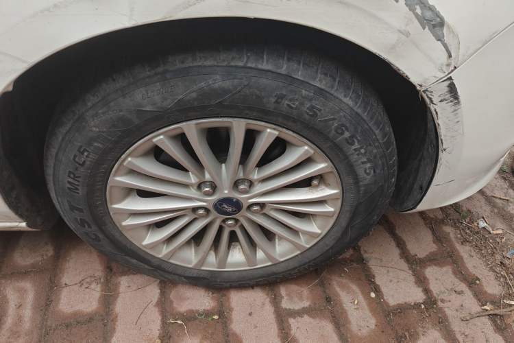 Used Ford Escort 2015 1.5L Manual Comfort Model Right Front Wheel Hub