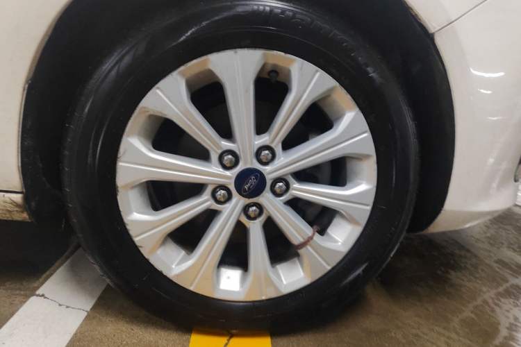 Used Ford Escort 2015 1.5L Automatic Fashion Model Right Front Wheel Hub