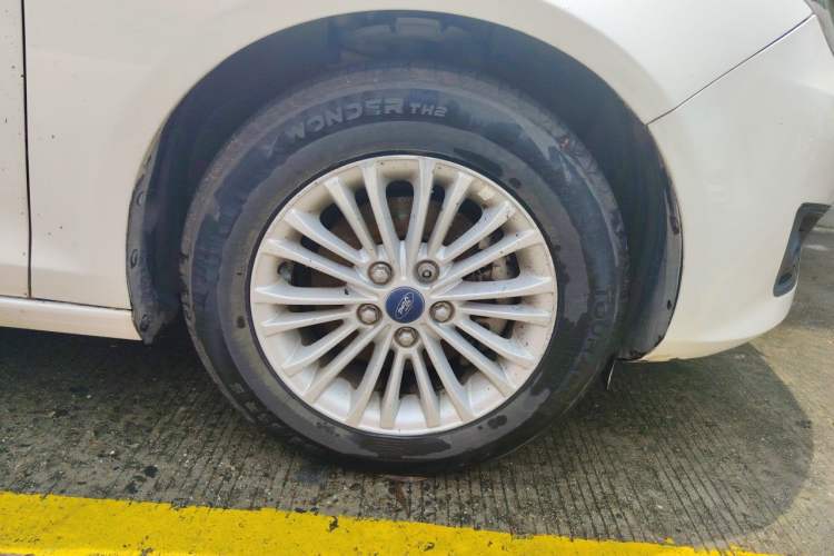 Used Ford Escort 2015 1.5L Manual Comfort Model Right Front Wheel Hub