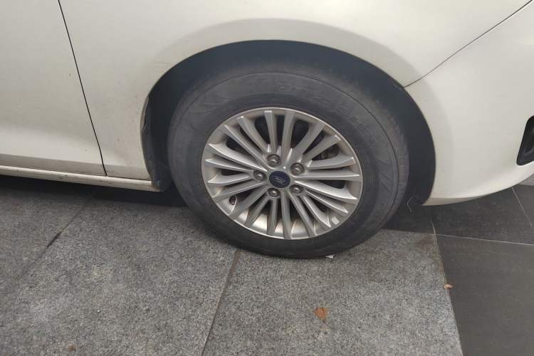 Used Ford Escort 2015 1.5L Automatic Comfort Edition Right Front Wheel Hub